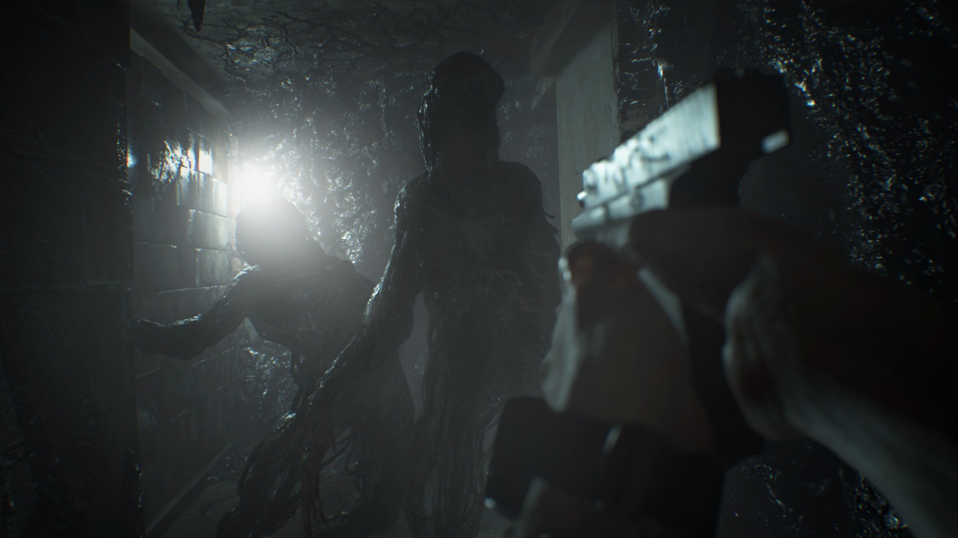 Resident Evil 7 traz mofados lentos e idiotas, mas resistentes em bandos