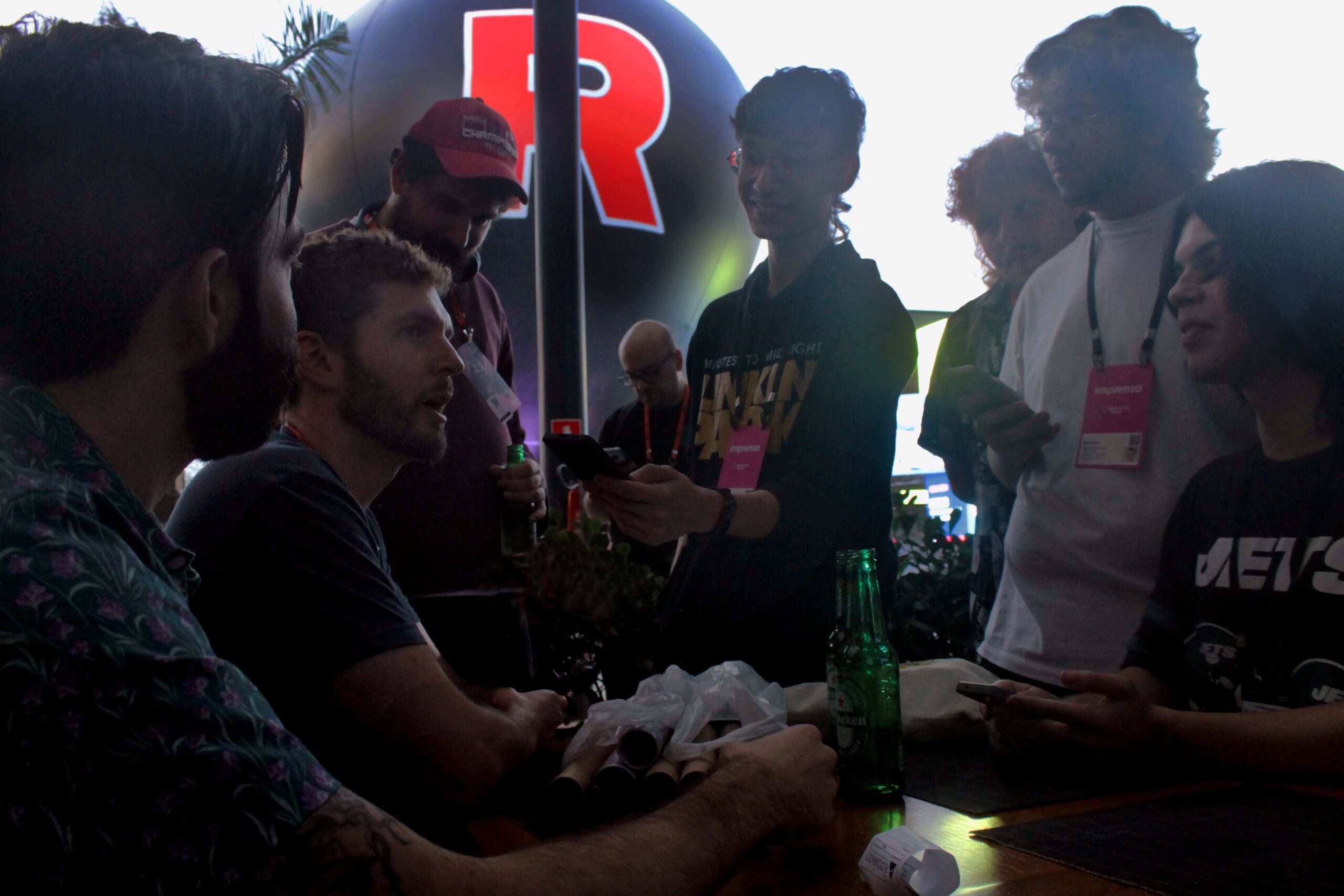 Entrevista Minnmax - Jacob Geller, Ben Hanson, um fã presente no evento, Megazão do GameLodge, Yan Heiji, NeitherNathan, Alexandre Avatics e Stinsoup, da esquerda para a direita.